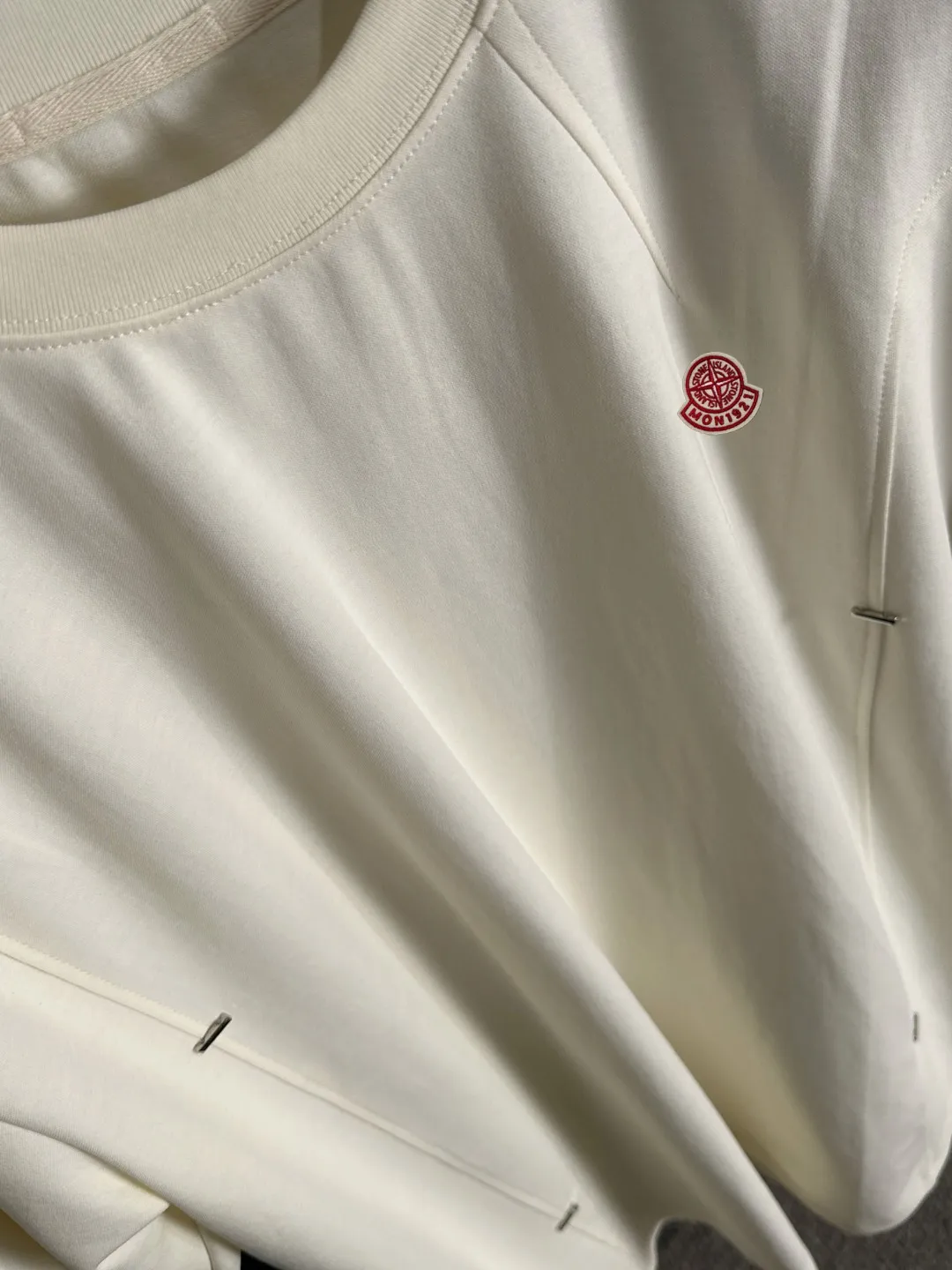 Next day shipment P300 High version Stone lsland/Stone Island 25ss spring and summer new high-end T-shirt Made with machines imported from Italy. Truly the most luxurious and high-quality style that you can wear with your eyes closed. Heavy combed fabrics. High-strength and heavy-weight fabrics feel substantial when weighed. The upper body is more textured than ordinary T-shirts and is not easy to deform. This texture can cope with the weather, absorb sweat and breathable, and is suitable for both hot and cold conditions! Perfectly produced with reference to the original stitch and stitch! The loose fit design is super noble. Custom-woven signature ribbed collar, cuffs, and hem. Really rare and rare goods Size: M-XXXL